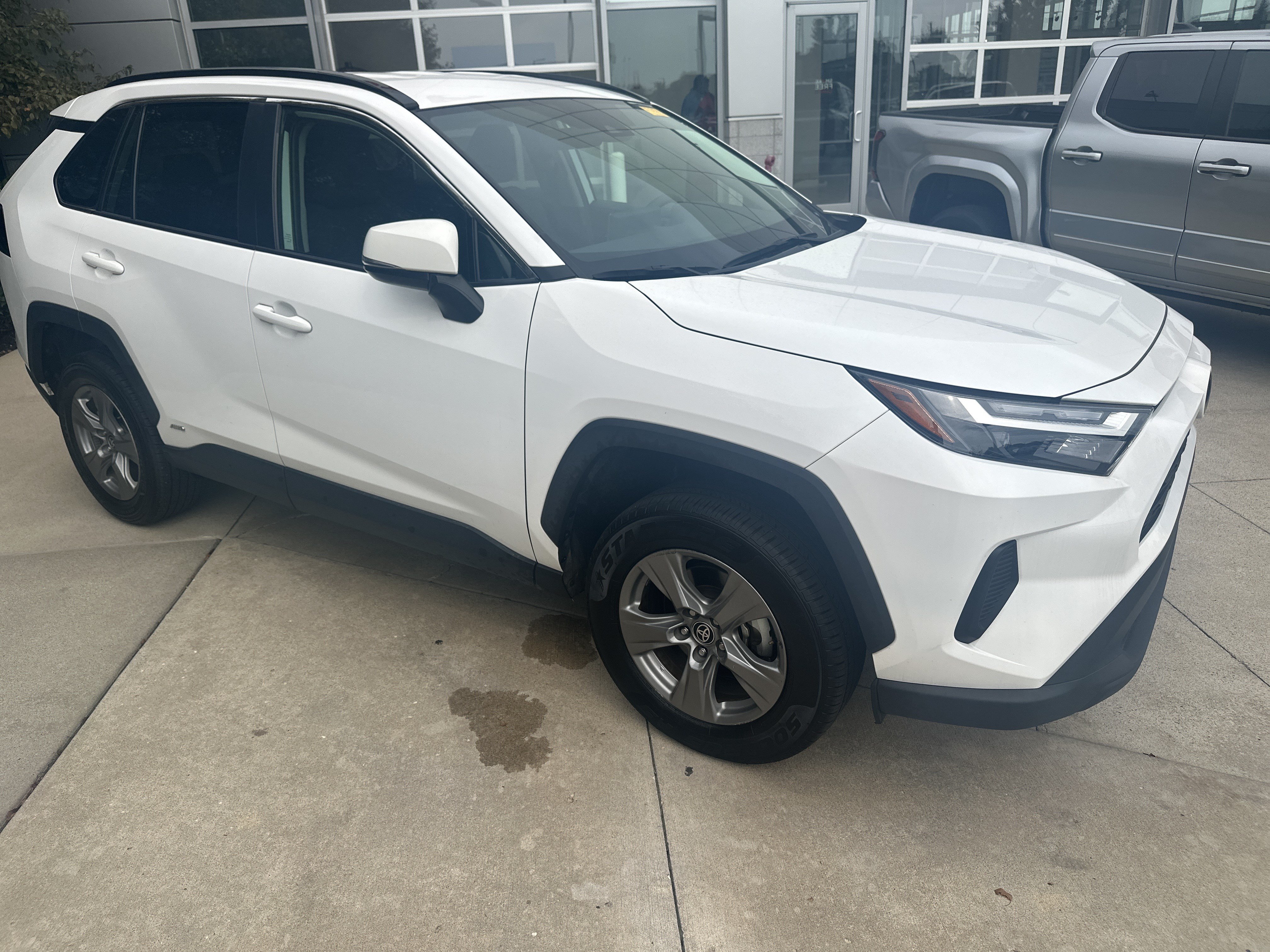 Used 2025 Toyota RAV4 XLE AWD/4WD image 2