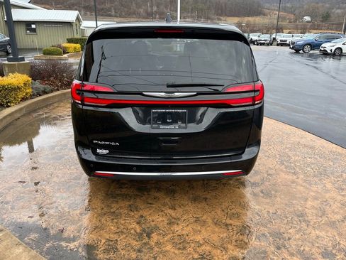 Used 2023 Chrysler Pacifica Touring-L image 6