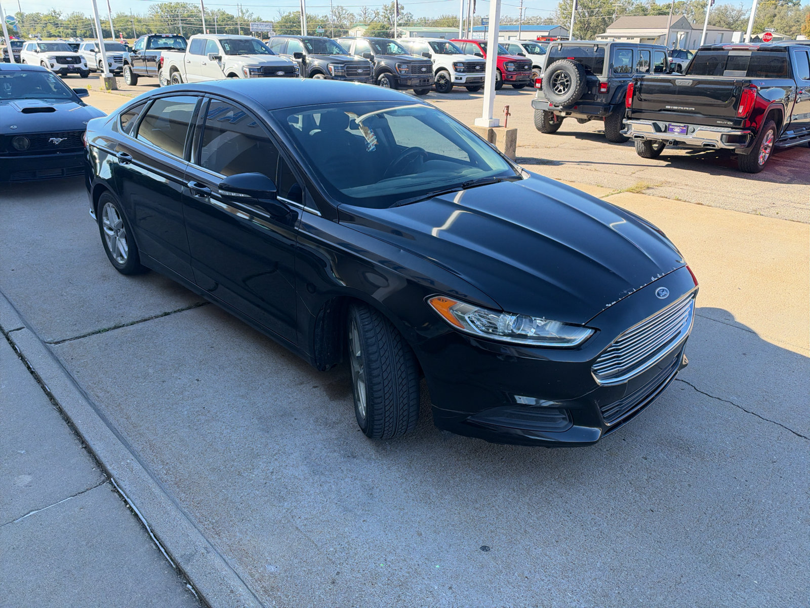 Used 2015 Ford Fusion SE FWD image 4