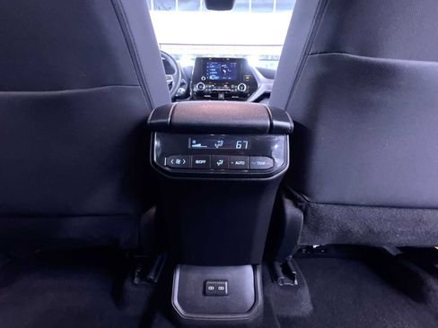 Used 2025 Toyota Highlander LE FWD image 37