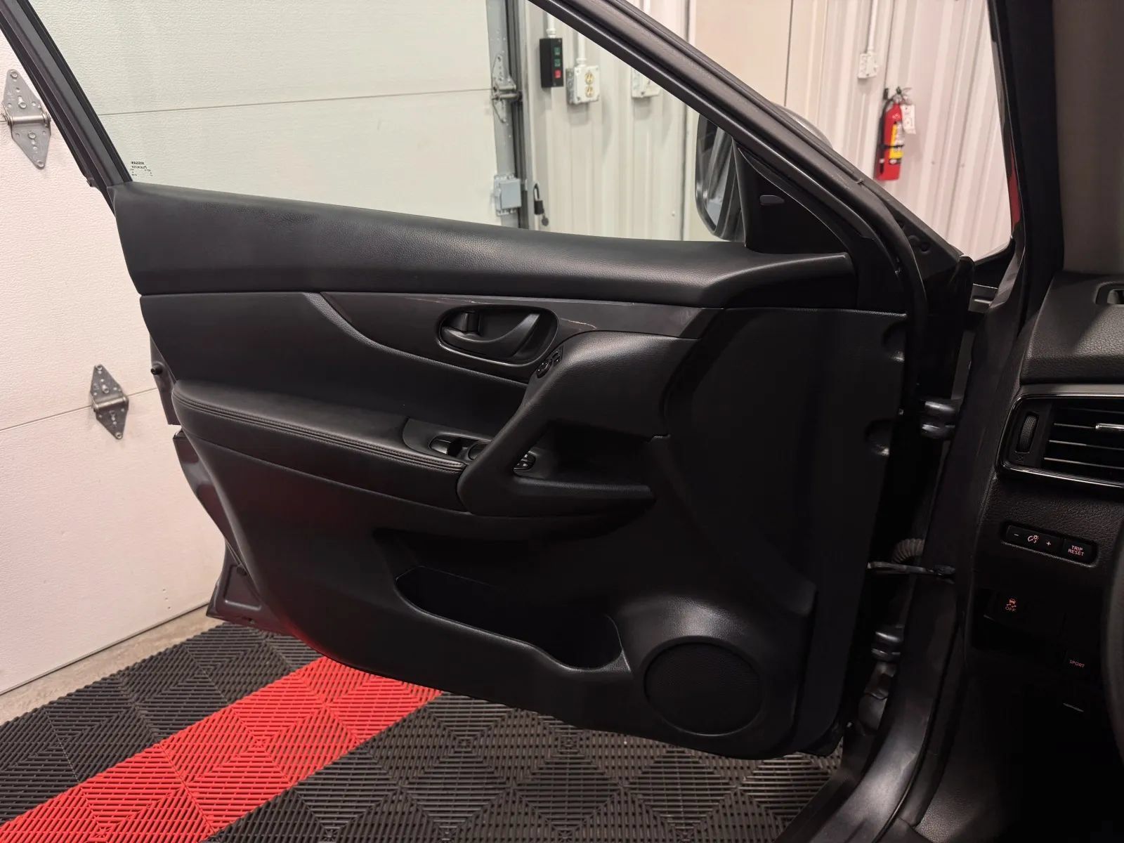 Used 2020 Nissan Rogue S FWD image 25