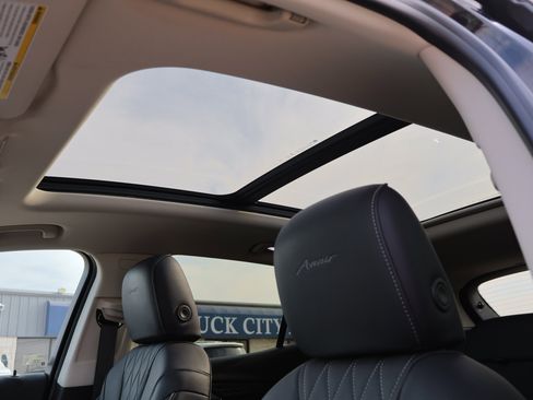 Used 2023 Buick Envision Avenir image 17