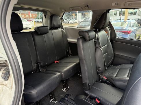 Used 2017 Toyota Sienna SE Premium image 10