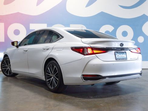 Used 2024 Lexus ES 300h w/ Premium Package image 2