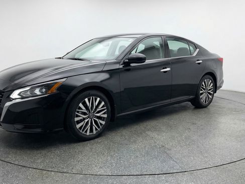 Used 2025 Nissan Altima 2.5 SV FWD image 3