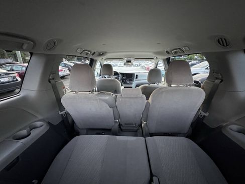 Used 2020 Toyota Sienna LE w/ LE Preferred Package FWD image 13