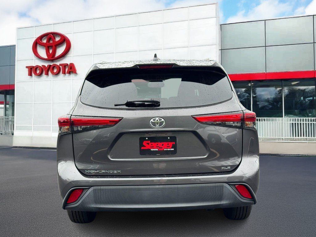 Used 2023 Toyota Highlander XLE FWD image 5
