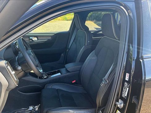 Used 2021 Volvo XC40 P8 Recharge w/ Advanced Package AWD/4WD image 9