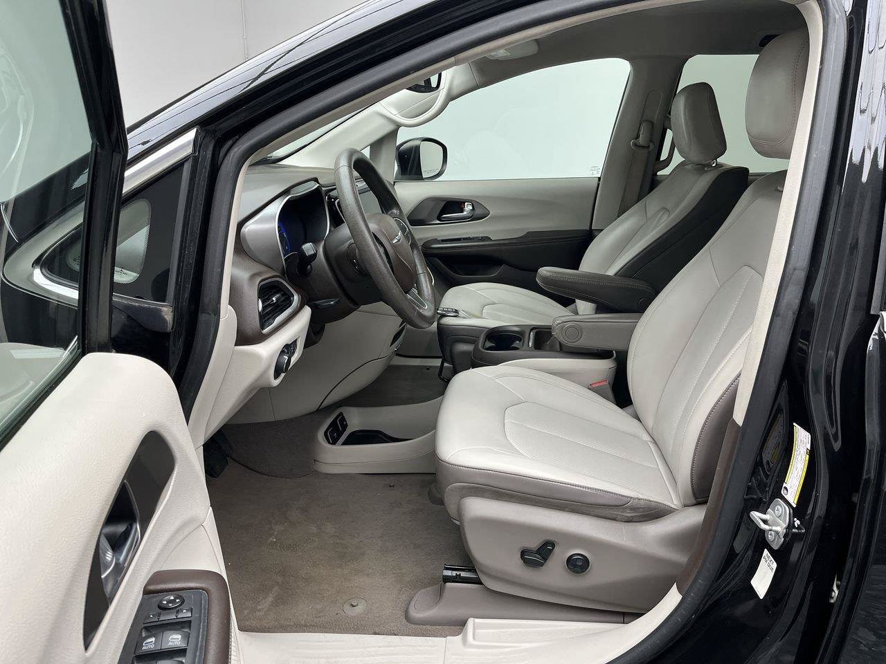 Used 2021 Chrysler Voyager Lxi FWD image 3