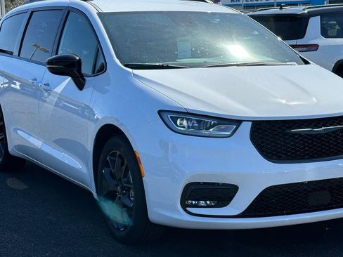 New 2026 Chrysler Pacifica Select image 11