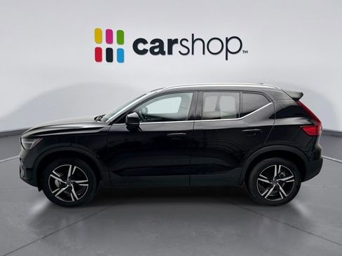 Used 2025 Volvo XC40 B5 Core image 2