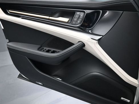 Certified 2025 Porsche Panamera image 23