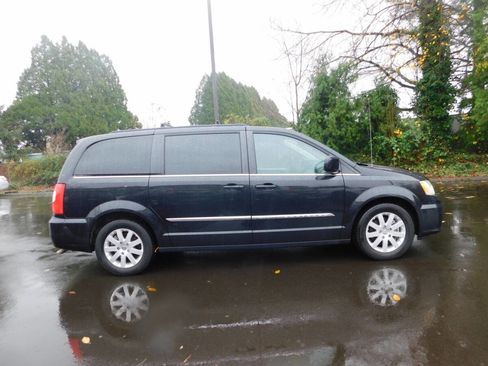 Used 2016 Chrysler Town & Country Touring image 17