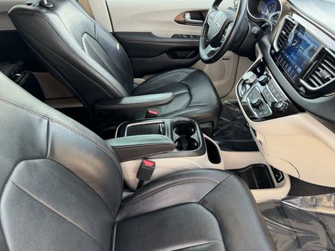 Used 2017 Chrysler Pacifica Touring-L Plus image 14