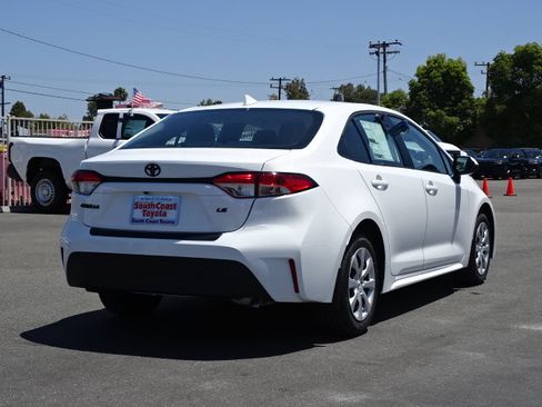 Used 2026 Toyota Corolla LE FWD image 5