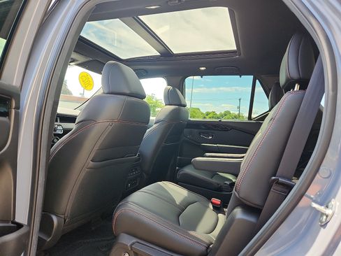 Used 2025 Honda Pilot TrailSport image 10