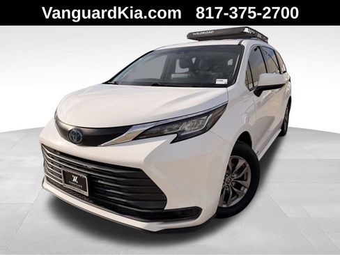Used 2021 Toyota Sienna LE image 1