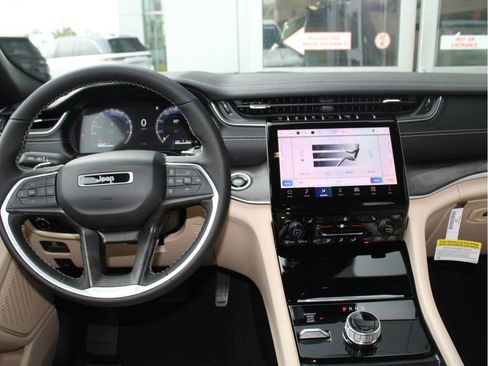 New 2025 Jeep Grand Cherokee Limited image 11