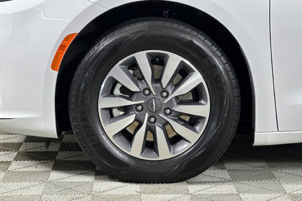Used 2023 Chrysler Pacifica Touring-L FWD image 33