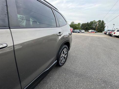 Used 2020 Subaru Forester Premium image 19