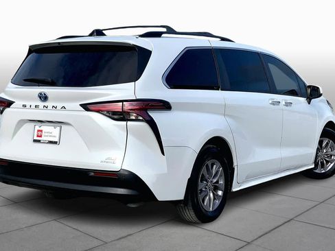 Used 2022 Toyota Sienna XLE image 11