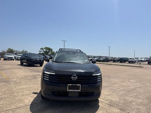 Used 2025 Nissan Kicks SV w/ SV Premium Package FWD image 4