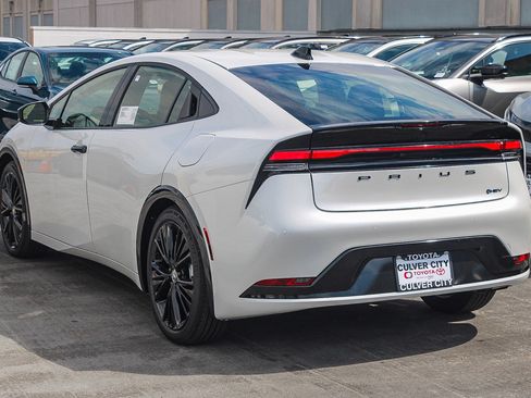 New 2026 Toyota Prius FWD image 7