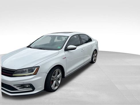 Used 2017 Volkswagen Jetta GLI image 2