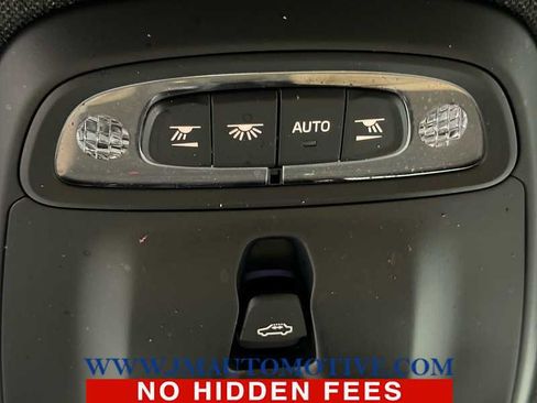 Used 2019 Volvo XC40 T5 Momentum image 35