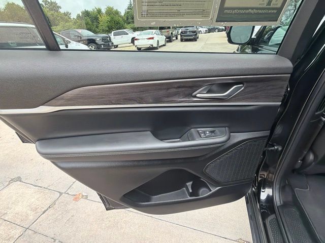Used 2025 Jeep Grand Cherokee L Limited w/ Black Appearance Package AWD/4WD image 16