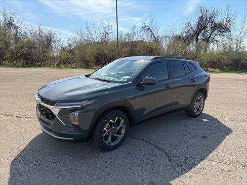 Used 2025 Chevrolet Trax LT w/ LT Convenience Package image 7