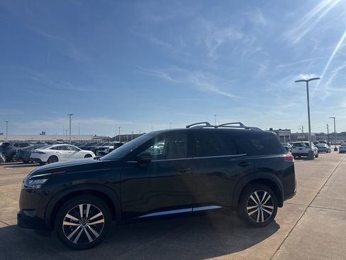 Used 2025 Nissan Pathfinder Platinum image 12