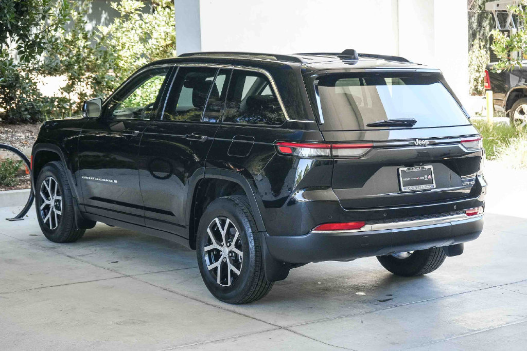 Used 2023 Jeep Grand Cherokee Limited w/ MOPAR Finishing Package RWD image 4