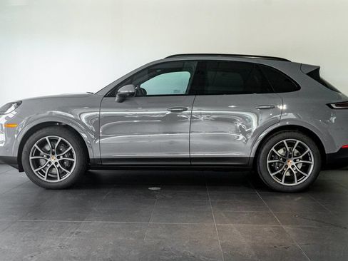 Certified 2025 Porsche Cayenne AWD/4WD image 2