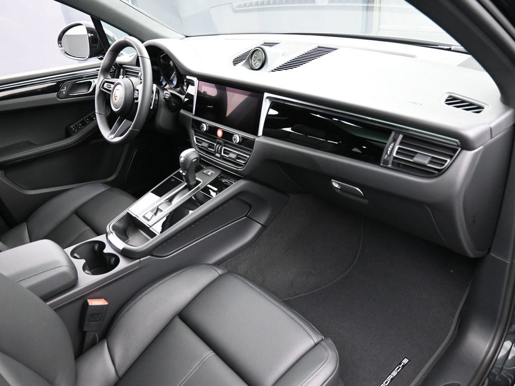 Certified 2026 Porsche Macan AWD/4WD image 32