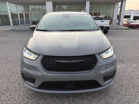 Used 2025 Chrysler Pacifica Limited FWD image 2