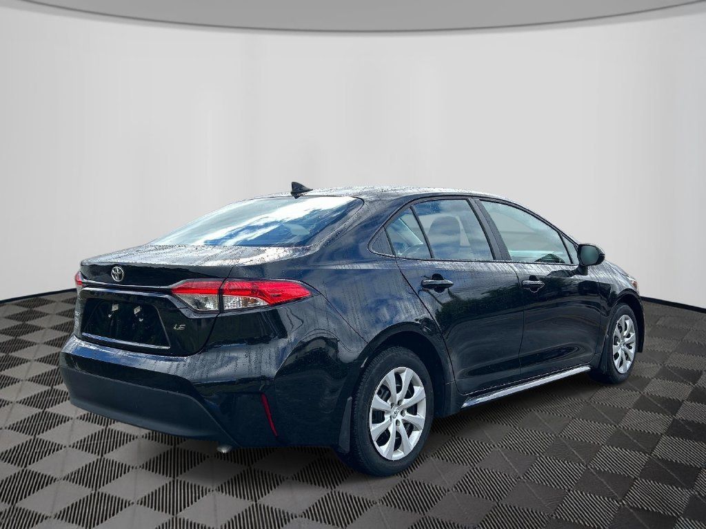 Used 2025 Toyota Corolla LE FWD image 5