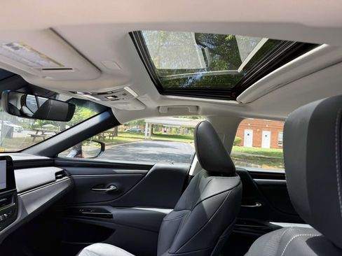 Used 2025 Lexus ES 300h w/ Technology Package FWD image 20