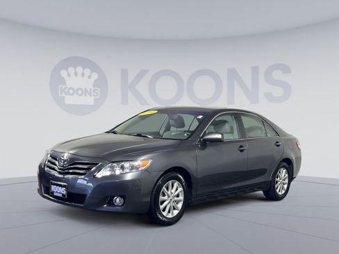 Used 2011 Toyota Camry XLE w/ SE/XLE Extra-Value Pkg FWD image 1
