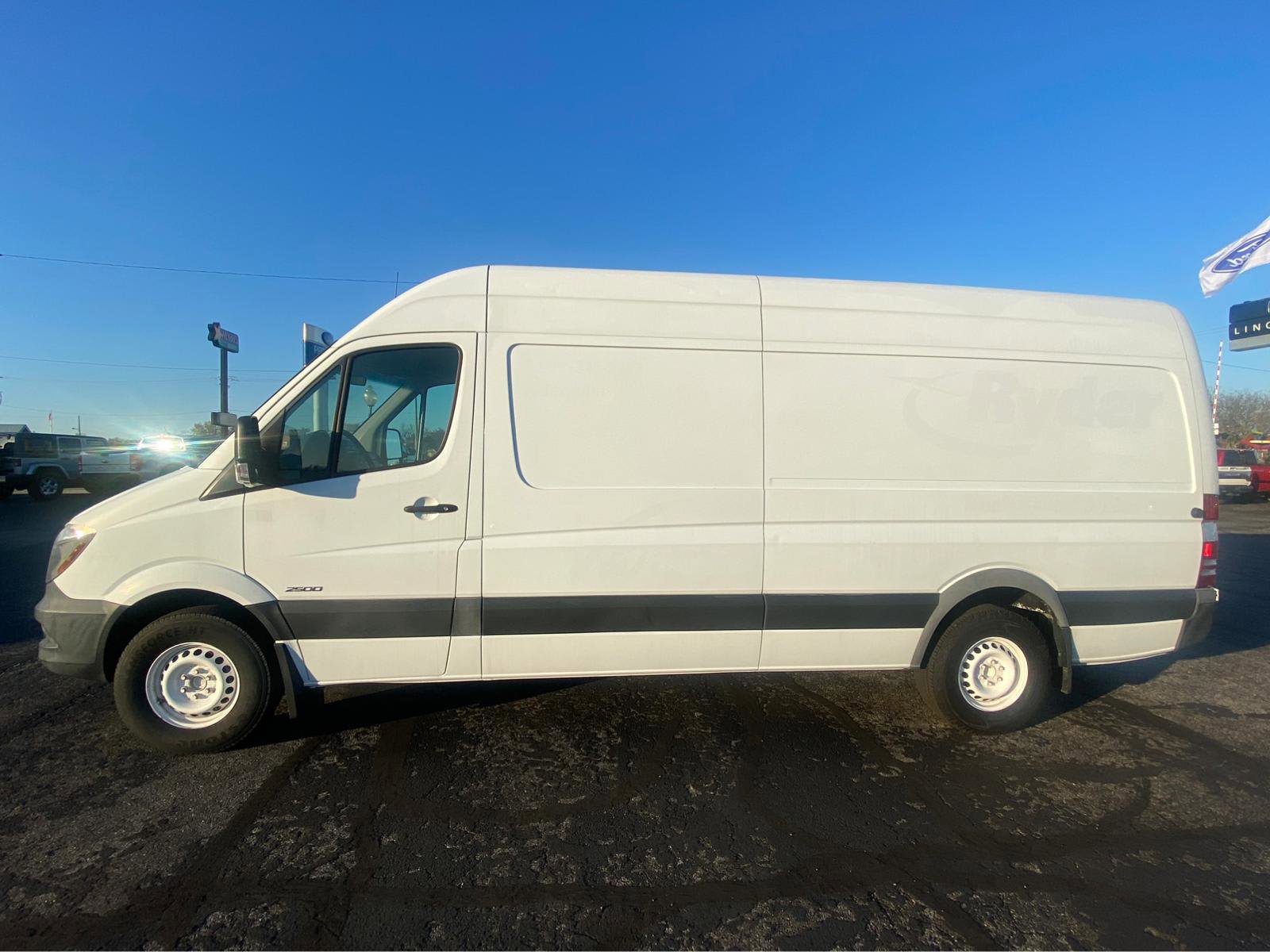 Used 2015 Freightliner Sprinter 2500 RWD image 1