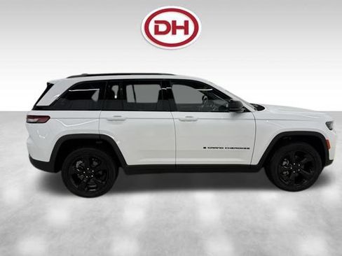 Used 2023 Jeep Grand Cherokee Altitude image 2