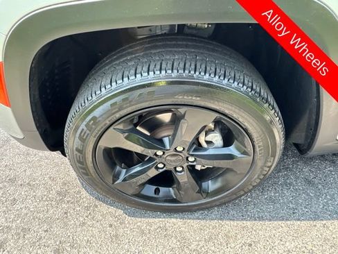 Used 2023 Jeep Grand Cherokee Altitude AWD/4WD image 29
