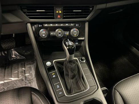 Certified 2024 Volkswagen Jetta SE FWD image 27