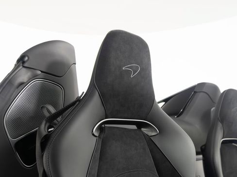 Used 2025 McLaren Artura Spider RWD image 31