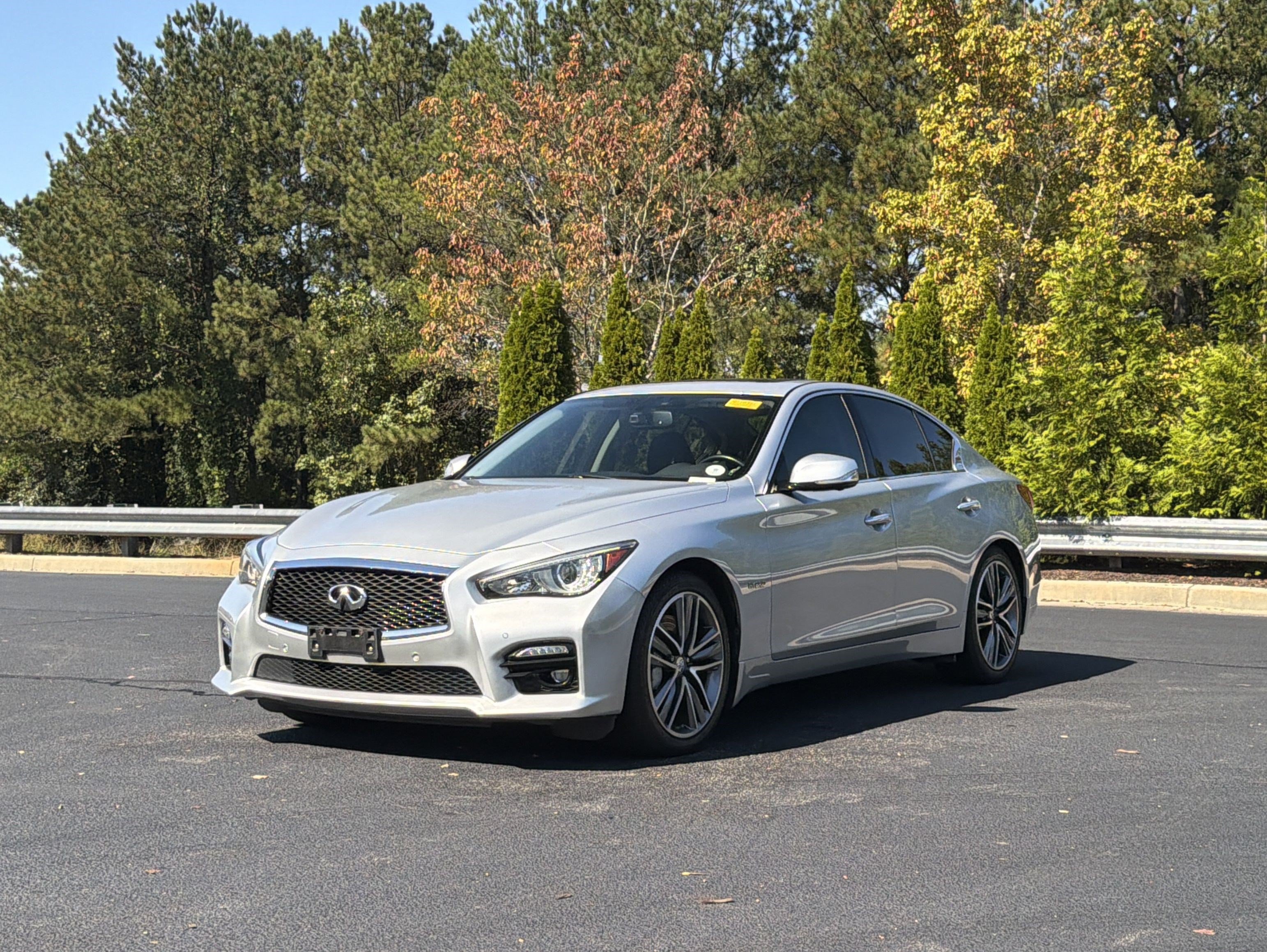 Used 2015 INFINITI Q50 Hybrid AWD w/ Deluxe Technology Package image 10