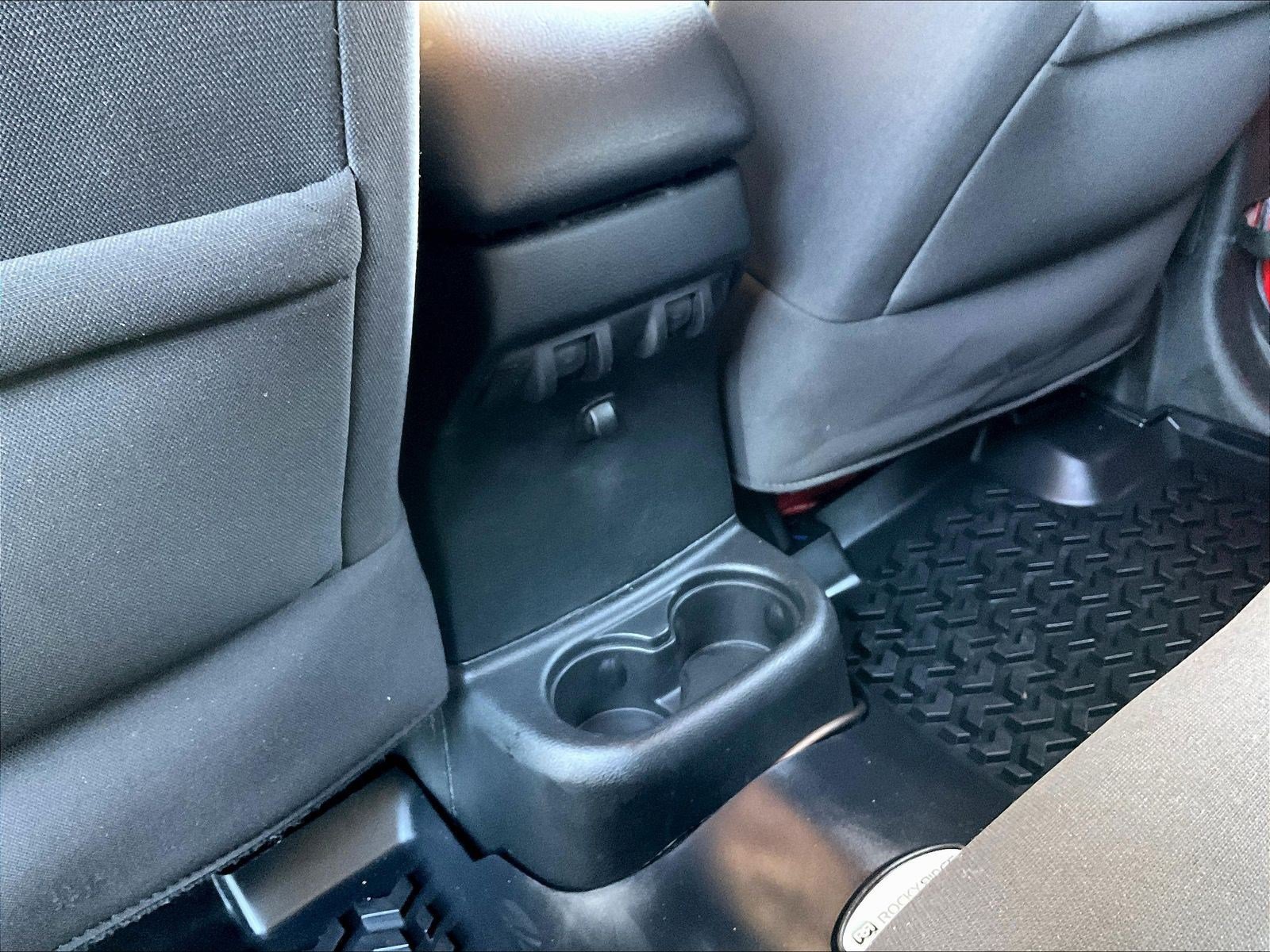 Used 2017 Jeep Wrangler Unlimited Sahara w/ Connectivity Group AWD/4WD image 10