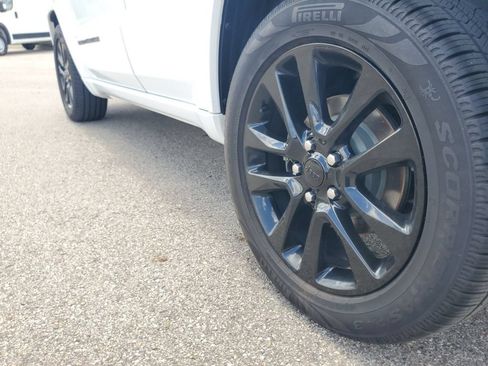 Used 2019 Jeep Grand Cherokee Altitude AWD/4WD image 37