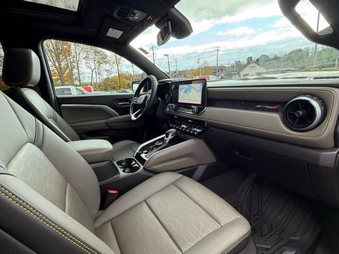 Used 2024 Chevrolet Colorado ZR2 w/ ZR2 Convenience Package III image 18