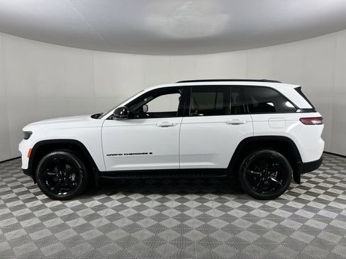 Certified 2024 Jeep Grand Cherokee Limited w/ Luxury Tech Group II image 8