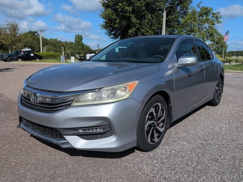Used 2017 Honda Accord EX image 2